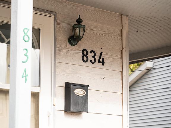 3rd image of 834 W Bluff St