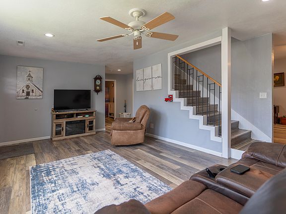 4th image of 636 Farror St
