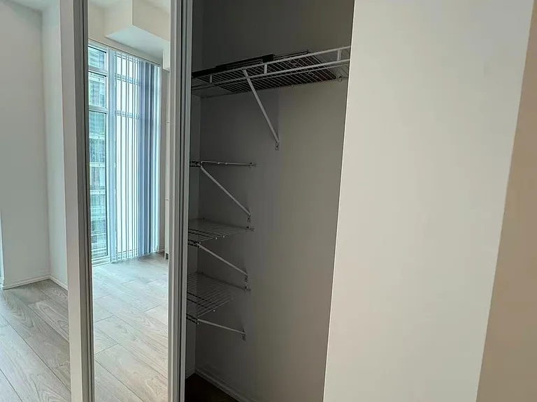 400 King St W #1116 — Photo 9