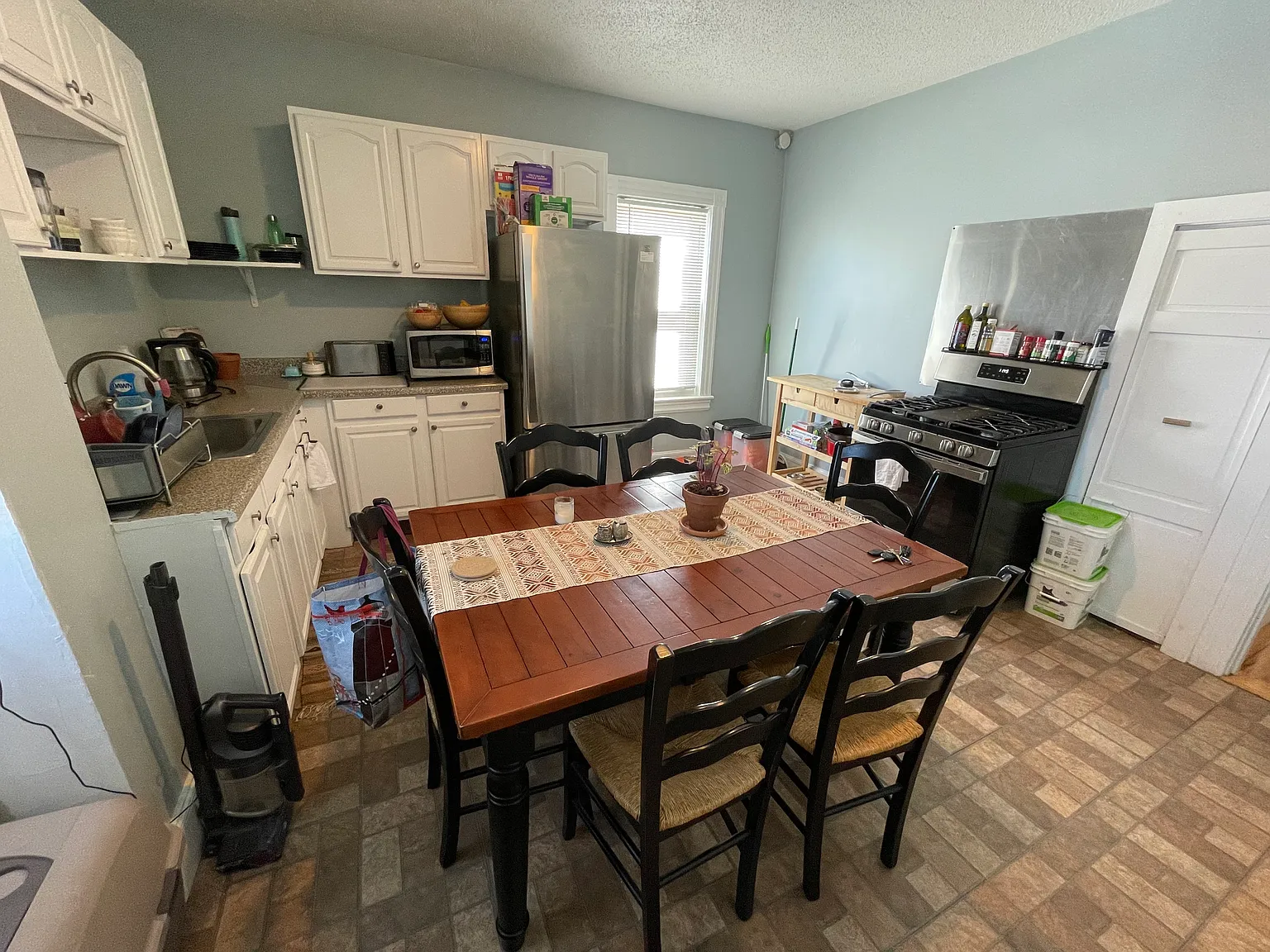 3 bed, 1200 sqft, $2,000 — Photo 3