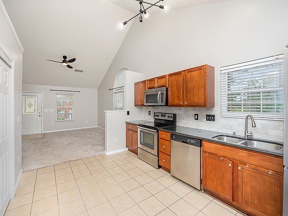 5th image of 111 Basswood Cir #B