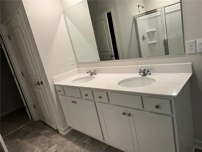 471 Stoneybrook Dr — Photo 2