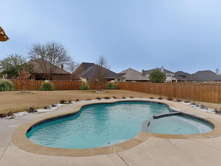 1107 Devonshire Dr S — Photo 33