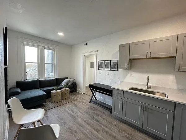 Photo 2 of 3 - 8 Kenwood St #6 - Dorchester, MA Building Photo - 8 Kenwood St #6