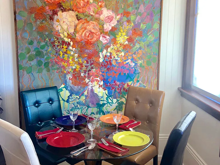 For lunch or dinner, order a meal-to-go from one of our local restaurants and dine in style under the crystal chandelier while taking in the countryside and sunsets from your glass-front windows.