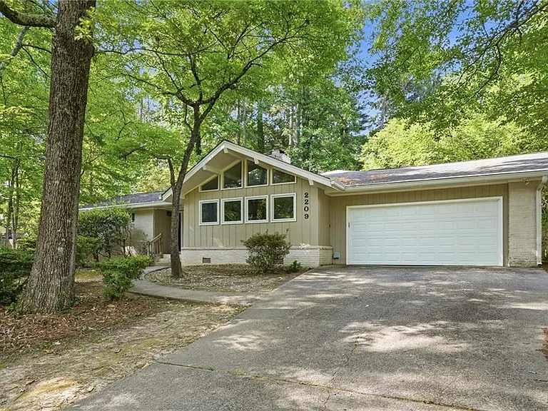 2209 Cherring Ln — Photo 21
