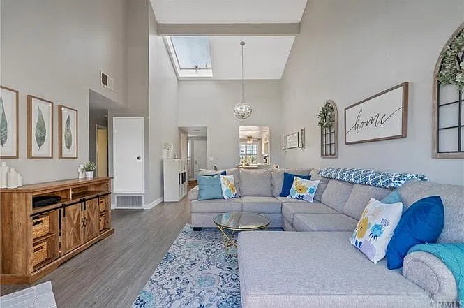 2 bed, 1085 sqft, $2,950 — Photo 1