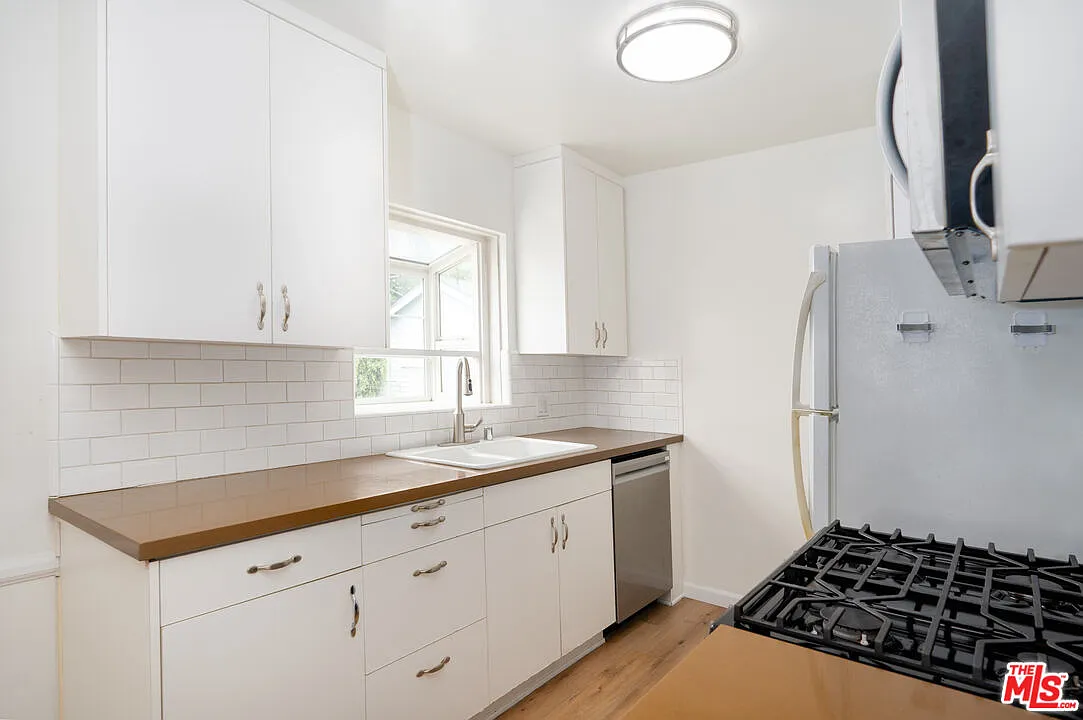 1 bed, 1.0 bath, 700 sqft, $2,300 — Photo 2