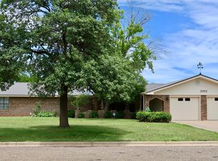 2702 Holliday St, Plainview, TX 79072