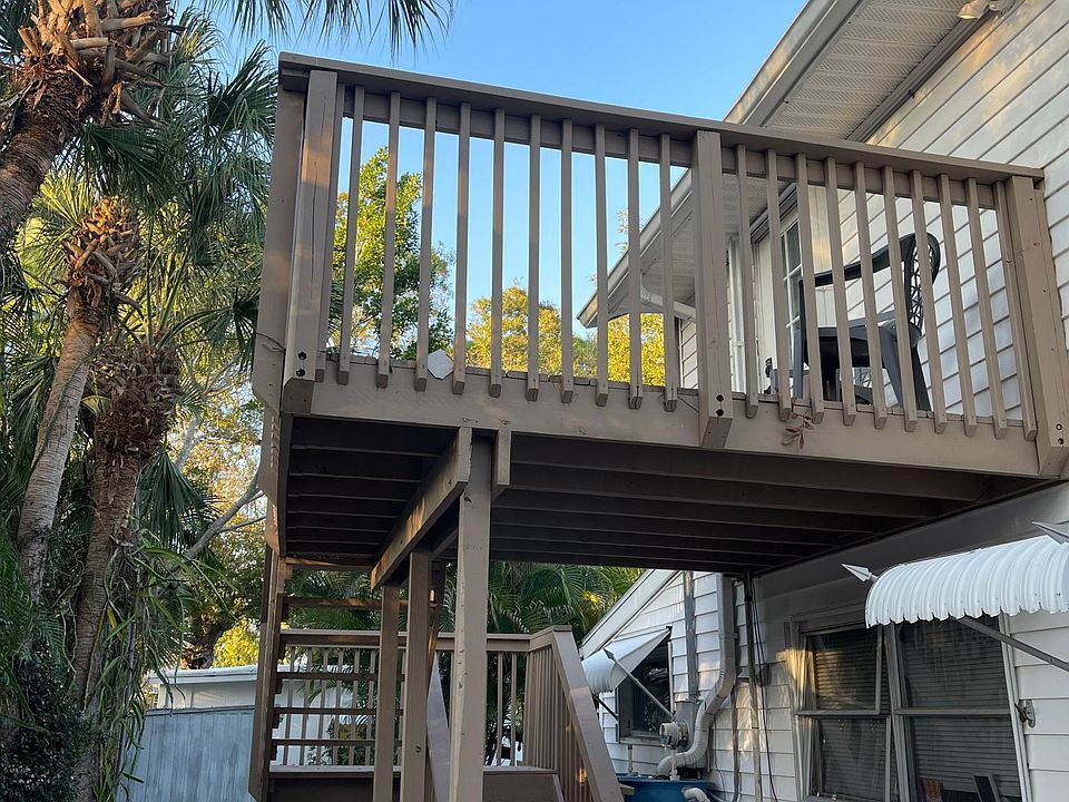 Private stairs and deck to Tree House entrance.