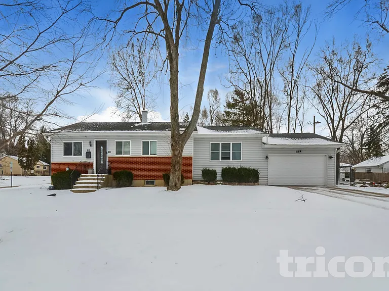 815 Sandra Ln — Photo 1