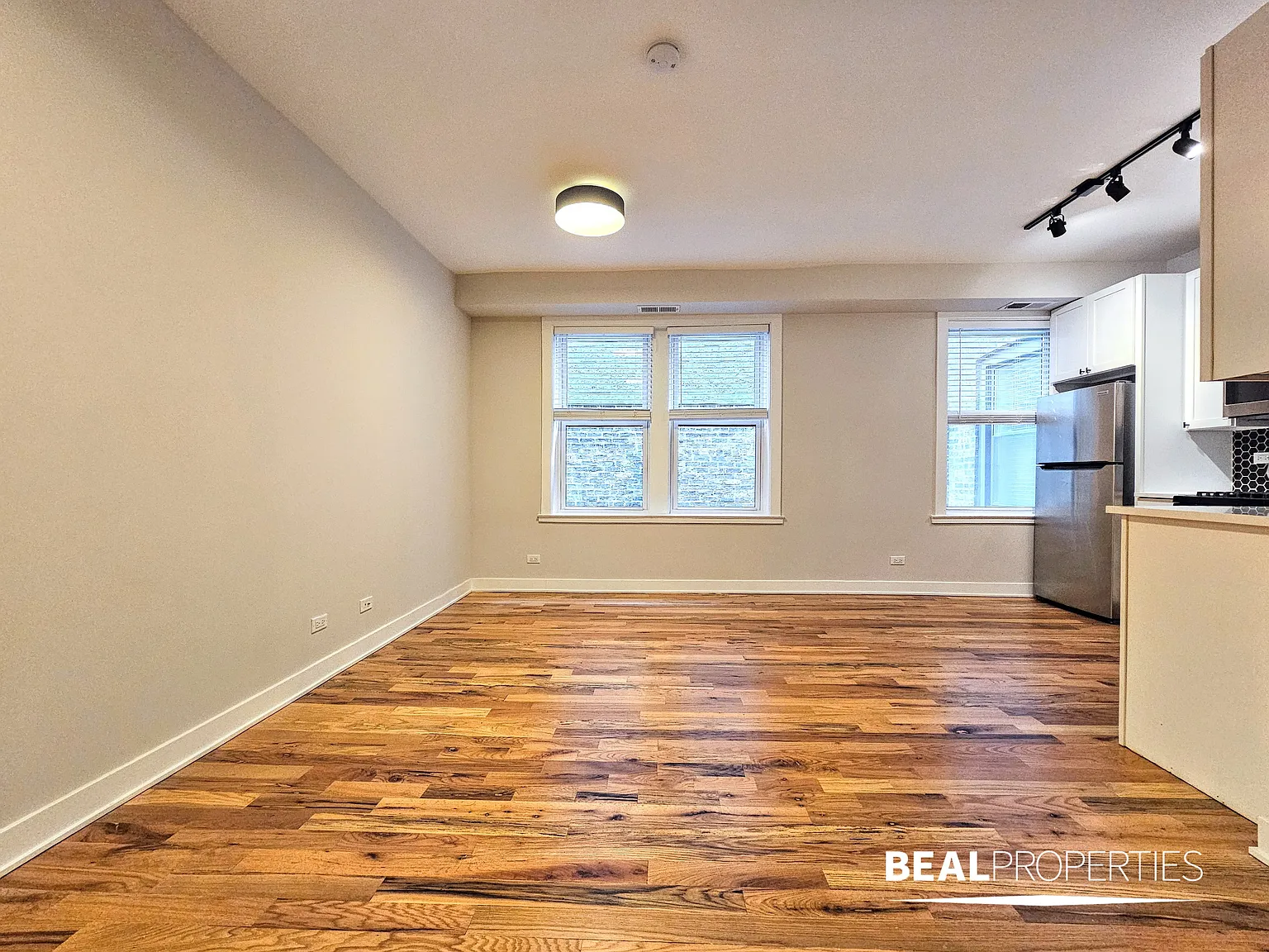 656 W Wrightwood — Photo 3