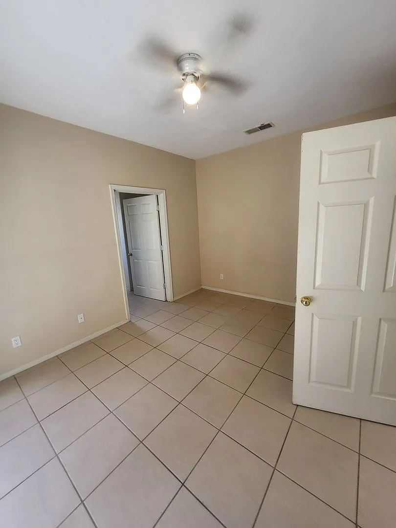 Ne 1018/Sf 2 Bedroom 2 Bath Townhome With Garage — Photo 4