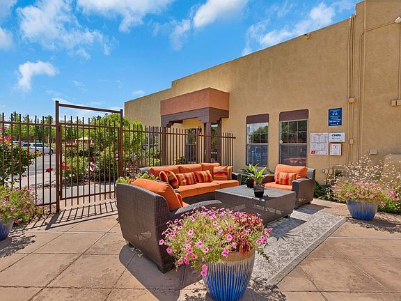 Outdoor Pool Deck Lounge