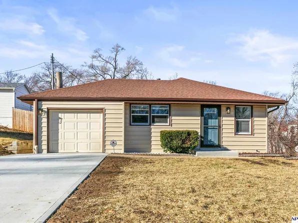 7736 Richmond Dr, Omaha, NE 68134