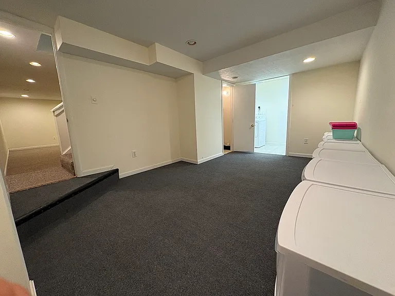 basement w. 2 walk-in closets & 1 full bath