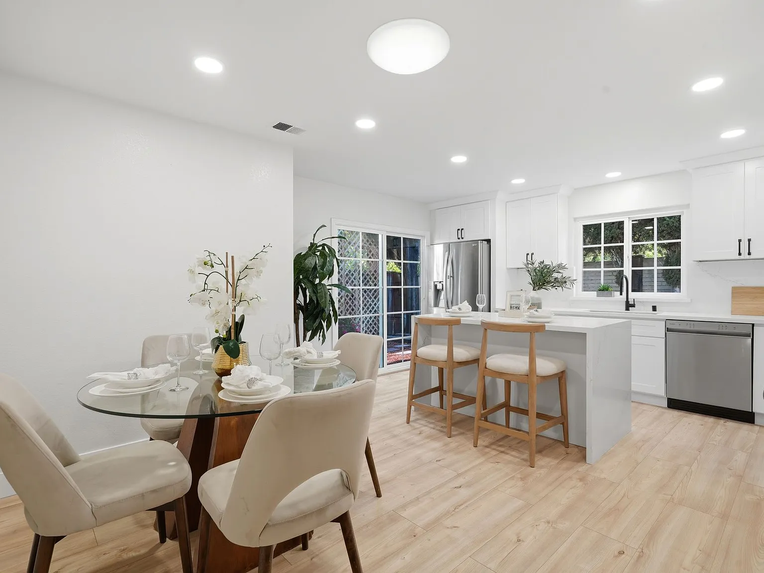 3 bed, 1260 sqft, $4,200 — Photo 4