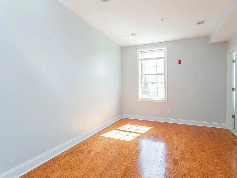 2534 Amber St — Photo 2