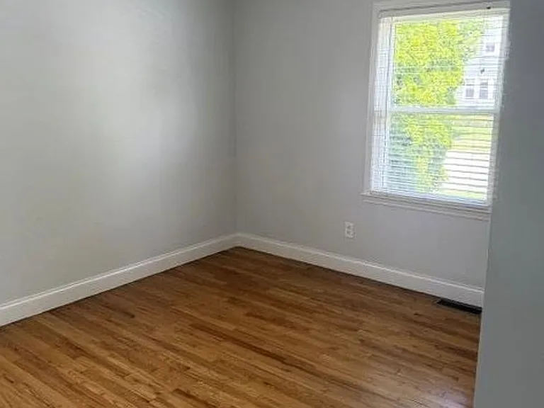 1424 Chapin Ave — Photo 3