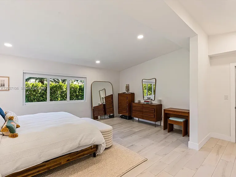 1945 Alamanda Dr — Photo 16