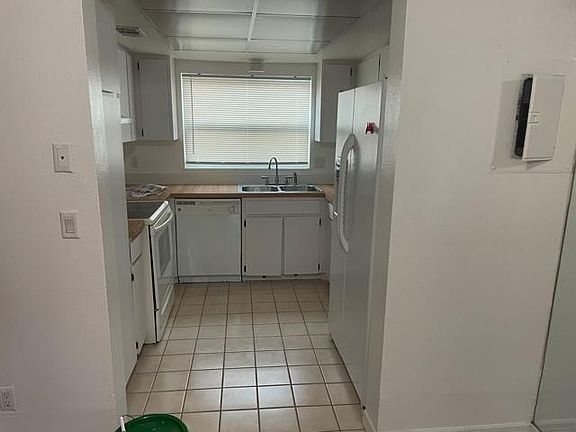 5th image of 2871 S Pines Dr