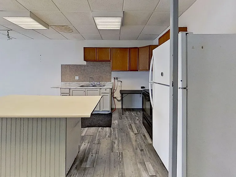 463 E Market Ave — Photo 3