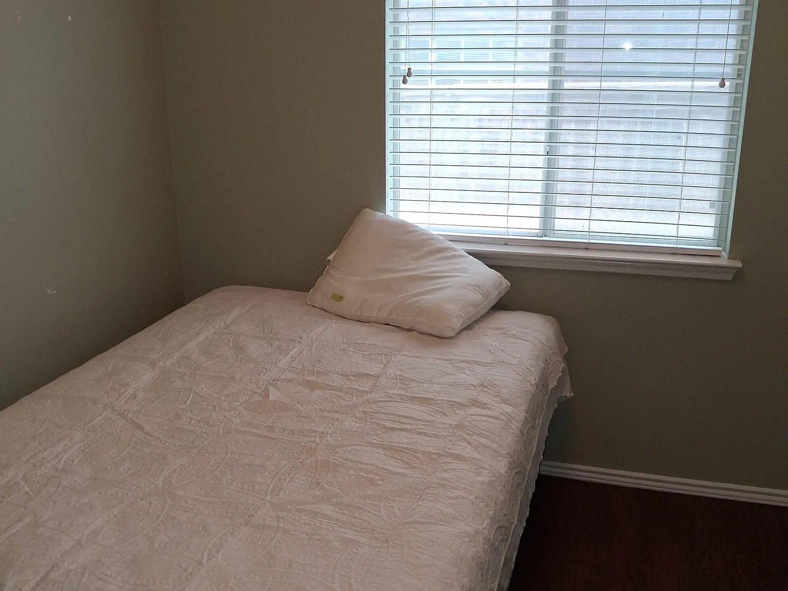 4 bed, 2.5 bath, 2014 sqft, $862 — Photo 1