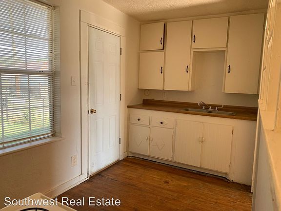 4th image of 1016 N Walnut St