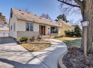 758 McKnight Rd N, Maplewood, MN 55119