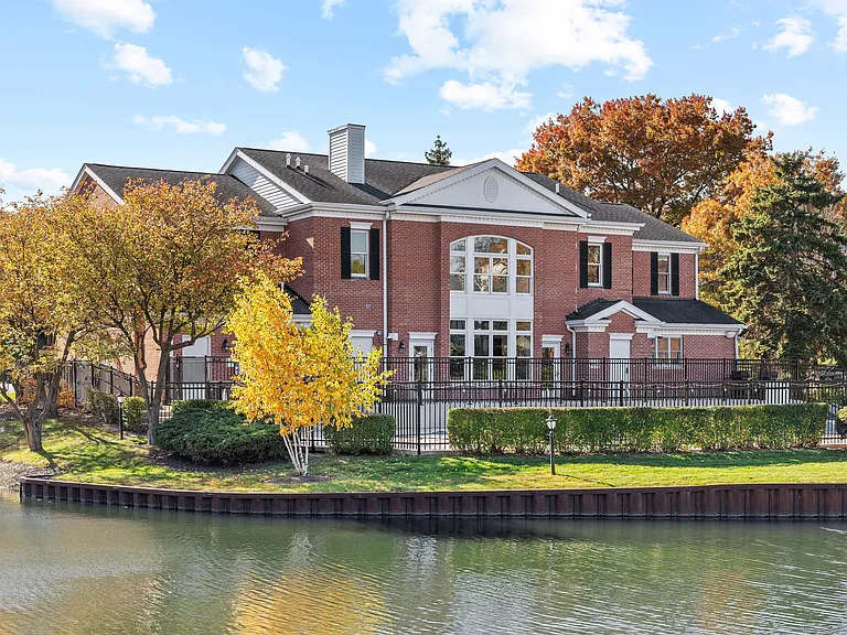 Versailles on the Lakes Schaumburg — Photo 33