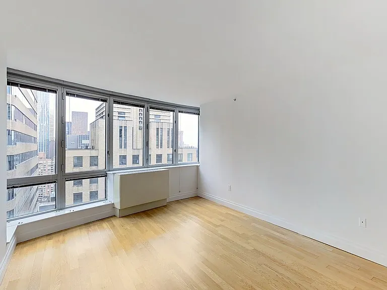 150 E 44th St #35E — Photo 3