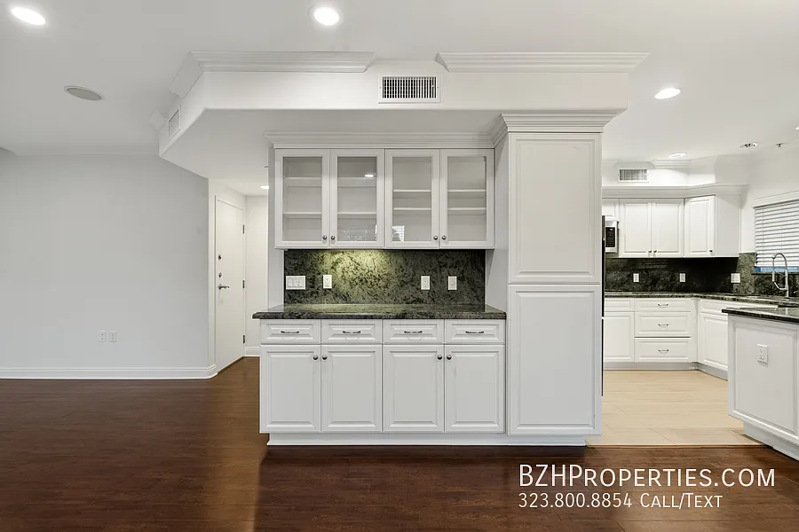 Gorgeous Townhome with Designer Kitchen, Private Garage & Storage — Photo 4