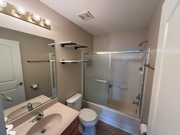 Upstairs Full Bathroom