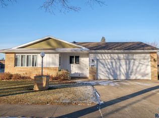 724 NW 4th St, Madison, SD 57042