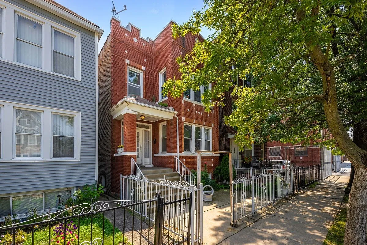 2 bed, 1.0 bath, 220 sqft, $1,700 — Photo 1