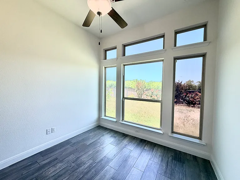 704 Gunning Cv — Photo 12