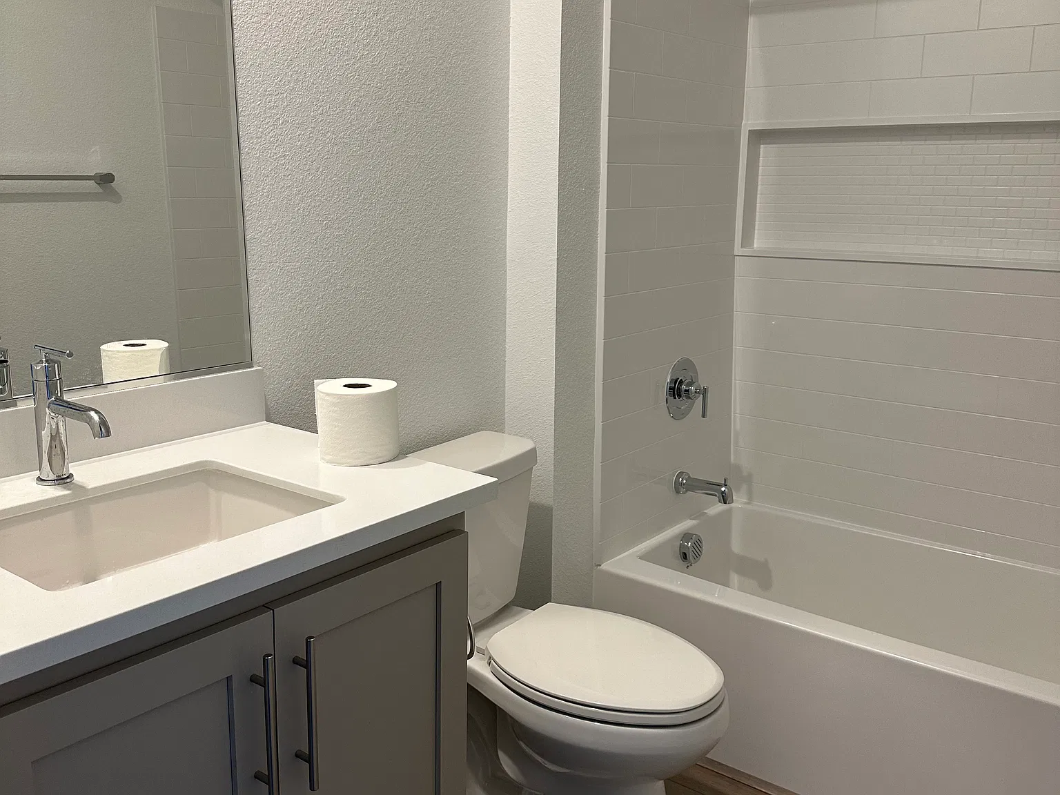 4 bed, 2356 sqft, $1,000 — Photo 4