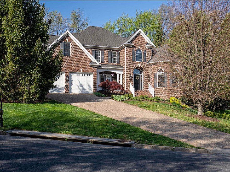 1st image of 127 Fairway Dr