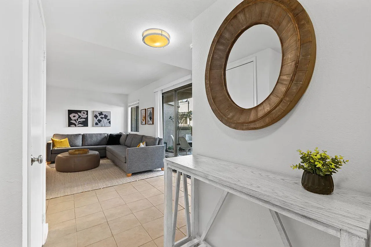 2 bed, 913 sqft, $3,450 — Photo 2