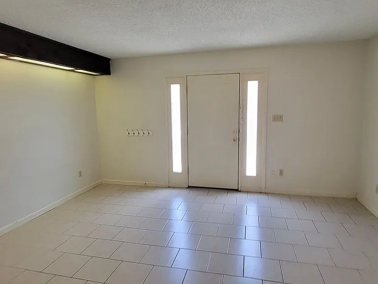 1221 W Hopkins St — Photo 15