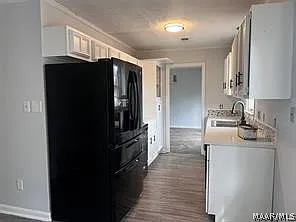 570 Chatsworth Dr — Photo 4