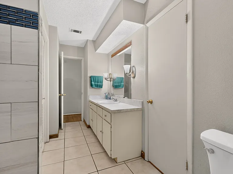 1514 Douglas Dr — Photo 27