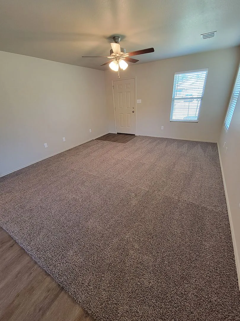 Bryan -3 bedroom / 2 bath / 2 car garage / Large fenced in back yard. — Photo 4