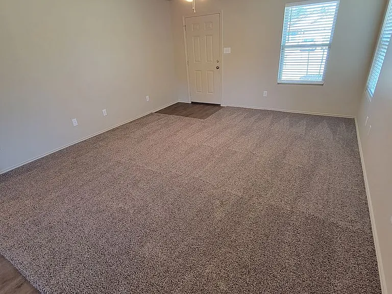 2136 Heritage Ln — Photo 4