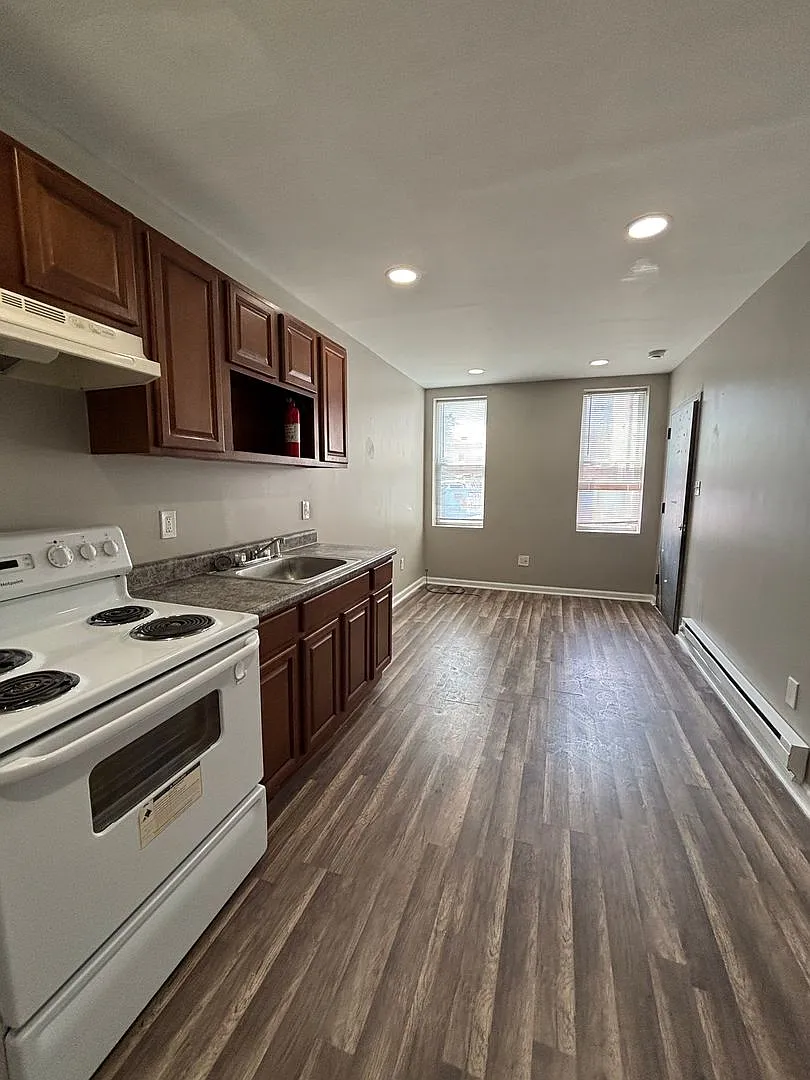 24 E Silver Street — Photo 1