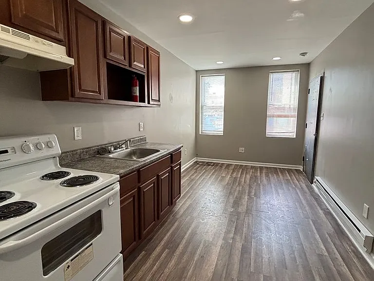 24 E Silver Street — Photo 1