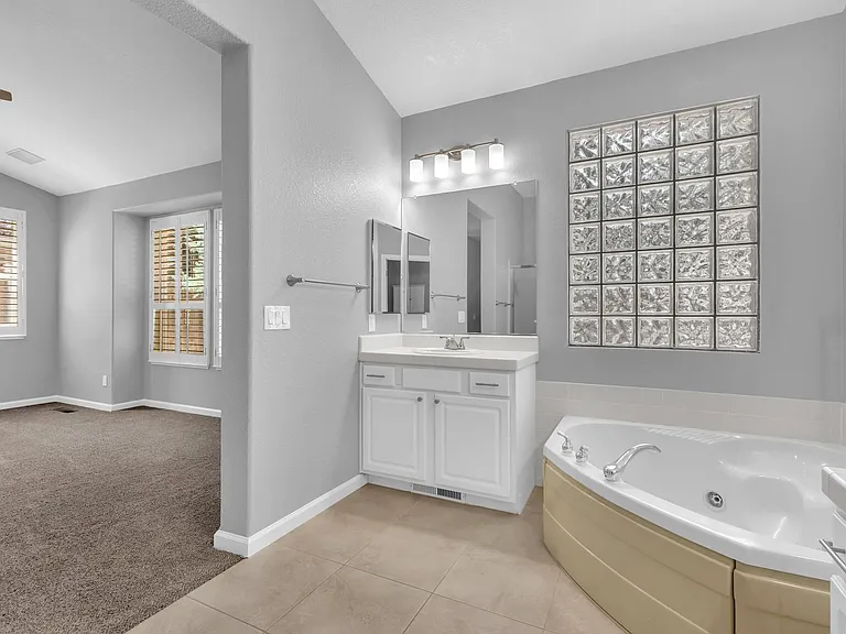 4798 Village Green Pkwy — Photo 22