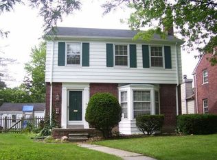 1301 Hollywood Ave, Grosse Pointe Woods, MI 48236