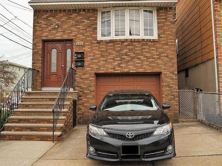 635 Sussex St — Photo 1