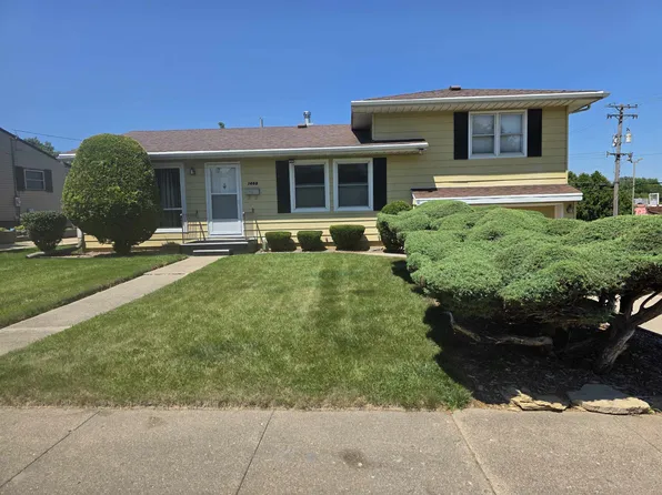 1402 Winter Dr, Freeport, IL 61032